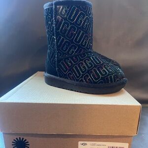 UGG T Classic ll Graphic Stitch